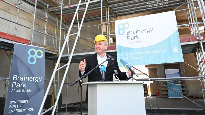 Zu Besuch im Rheinischen Braunkohlerevier: Minister Pinkwart überzeugt sich von den Fortschritten und innovativen Vorhaben im Kontext des Strukturwandels (hier im Brainergy Park Jülich).