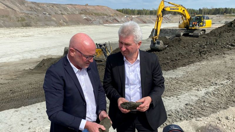 Minister Pinkwart mit Tonklumpen bei Firma Nottenkämper