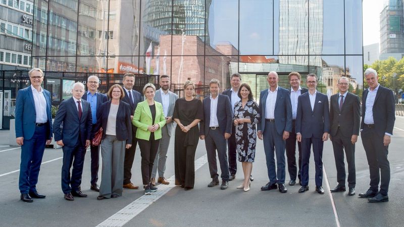 Die Landes- und der Bundeswirtschaftsminister auf der Wirtschaftsministerkonferenz in Dortmund