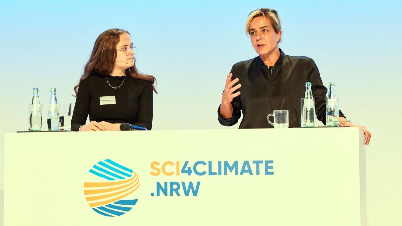 Julia Wischnewski, Klimaschutzaktivistin bei Fridays For Future, und Klimaschutzministerin Mona Neubaur bei der Podiumsdiskussion zur Industrietransformation. 