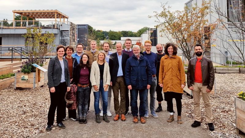 Gruppenbild zum Auftakt des Living Lab NRW auf dem Gelände des Solar Decathlon Europe in Wuppertal. 