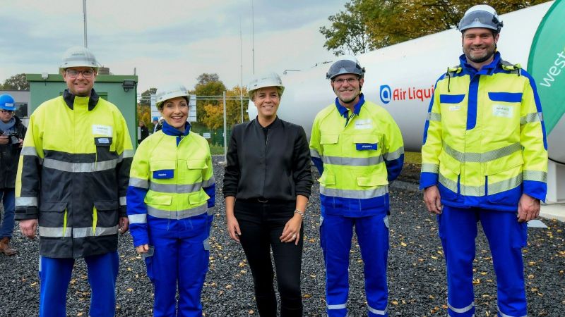 Wirtschafts- und Klimaministerin Mona Neubaur bei der Einweihung der umgestellten Erdgasleitung im Projekt  H2HoWi in Holzwickede.