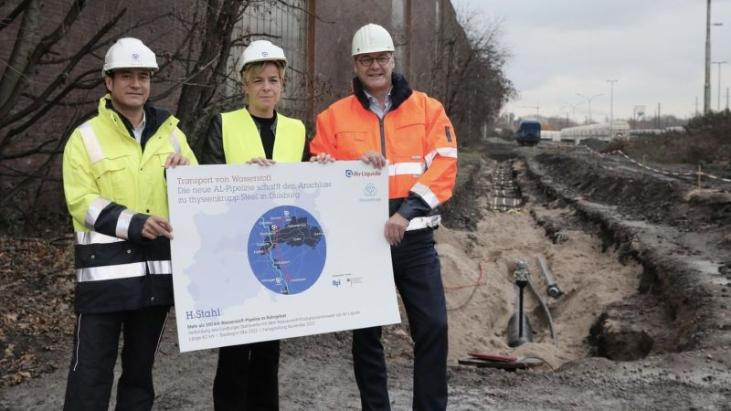 Gilles Le Van, Vice President Larges Industries und Energy Transition Air Liquide, Wirtschaftsministerin Mona Neubaur und Bernhard Osburg, CEO von thyssenkrupp Steel, weihen die erste Wasserstoffpipeline zur Versorgung des Duisburger Werkes ein.