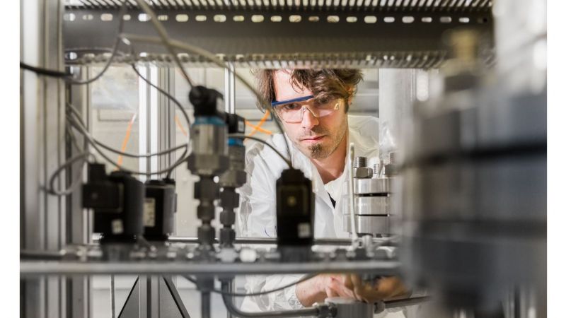 Mit Gasprozesstechnik arbeiten die Forscher am Zentrum für BrennstoffzellenTechnik in Duisburg an der Mobilität der Zukunft.