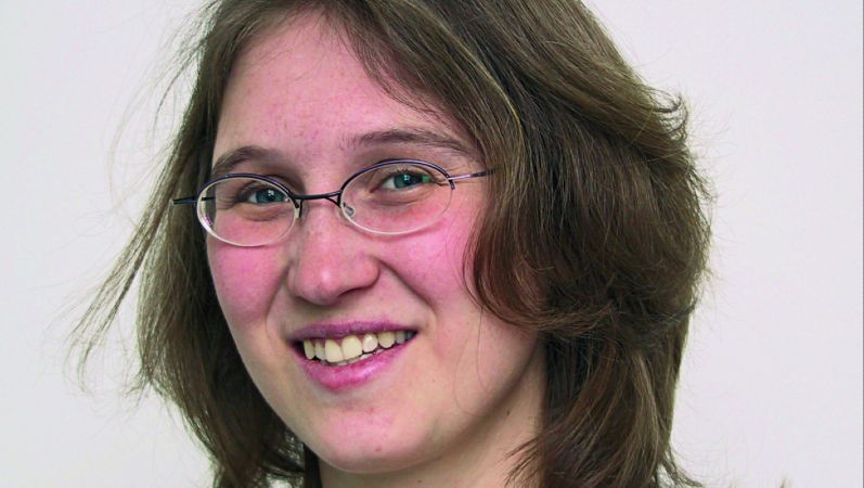 Portraitbild von Dr. Karin Arnold. Sie hat dunkle kinnlange Haare und eine ovale Brille.