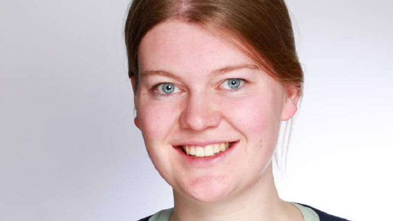 Portraitbild von Theresa Overbeck. Sie hat dunkelblonde Haare und ein freundliches Gesicht.