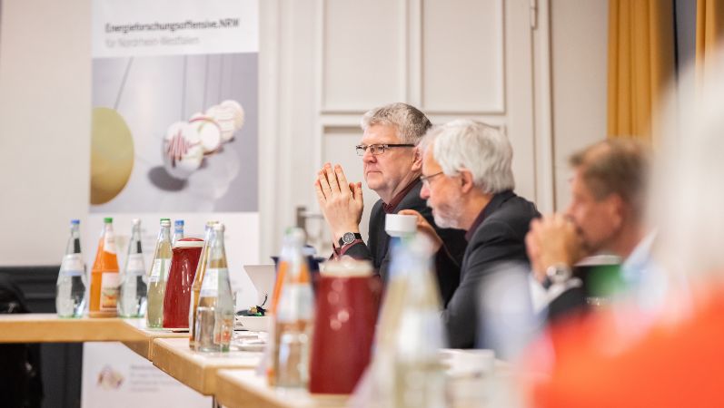 Die Teilnehmer des dritten Energieforschungsdialogs diskutieren über die Zukunft der Energieforschung in NRW.