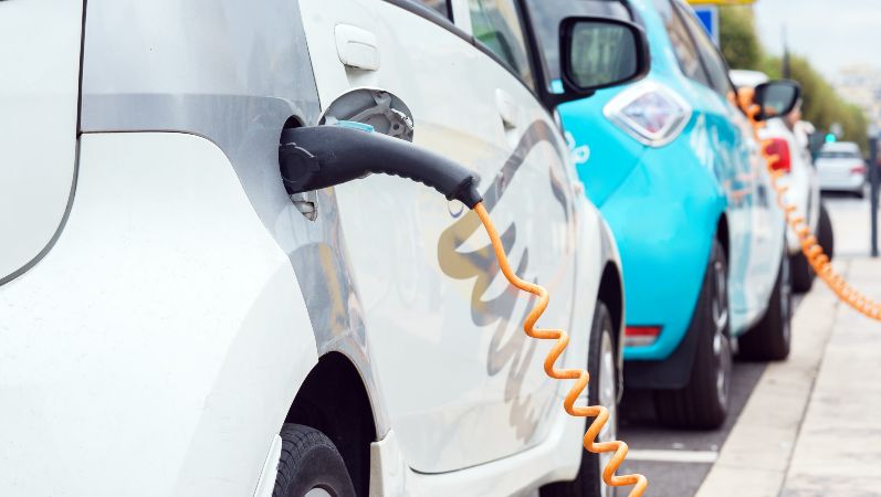Vor allem der zunehmende Anstieg der Elektromobilität stellt die Verteilnetze vor neue Herausforderungen.