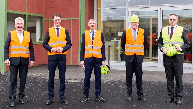 Wirtschafts- und Energieminister Prof. Dr. Andreas Pinkwart, Hendrik Wüst, Ministerpräsident von Nordrhein-Westfalen, Raimund Heinl, CEO Saint-Gobain Germany & Austria, Dr. Jochen Eickholt, Mitglied des Vorstands bei Siemens Energy, Stephan Kranz, CEO Saint-Gobain Glass Deutschland (v.l.) zu Besuch am Standort in Herzogenrath..
