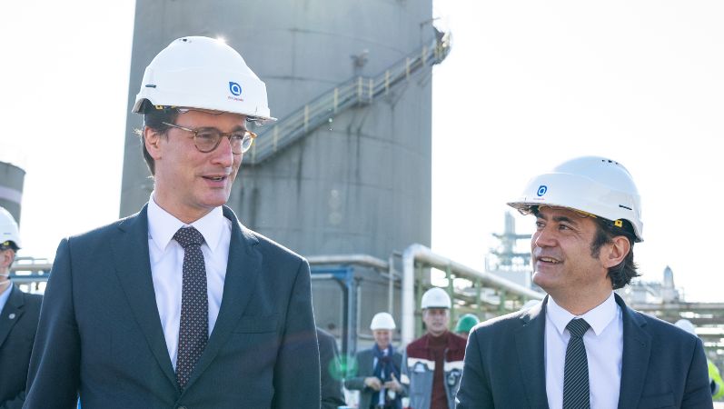 Ministerpräsident Hendrik Wüst und Gilles Le Van, Vorsitzender der Geschäftsführung von Air Liquide Deutschland
