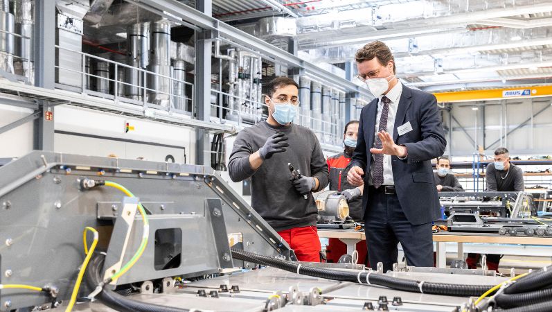 Ministerpräsident Hendrik Wüst bei der Eröffnung der Brennstoffzellenfabrik in Herten 