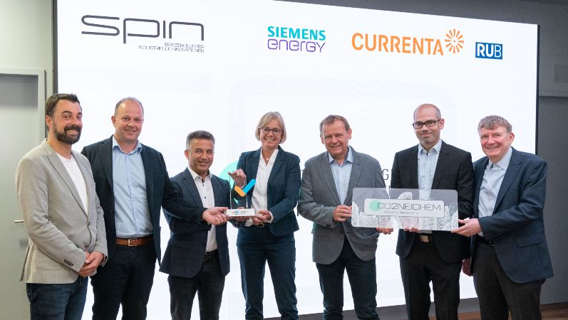 Offizieller Auftakt des SPIN-Projekts CO2NEICHEM im Beisein der Projektbeteiligten bei Siemens Energy. Die Projektbeteiligten haben den Ruhr-Konferenz-Award entgegengenommen.
