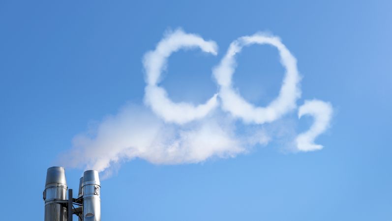 CO2-Schriftzug aus Wolken vor blauem Himmel