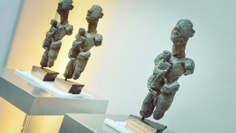 Vorbild für die Gestaltung des Preises war Prometheus, zu Deutsch „der Vordenker“.