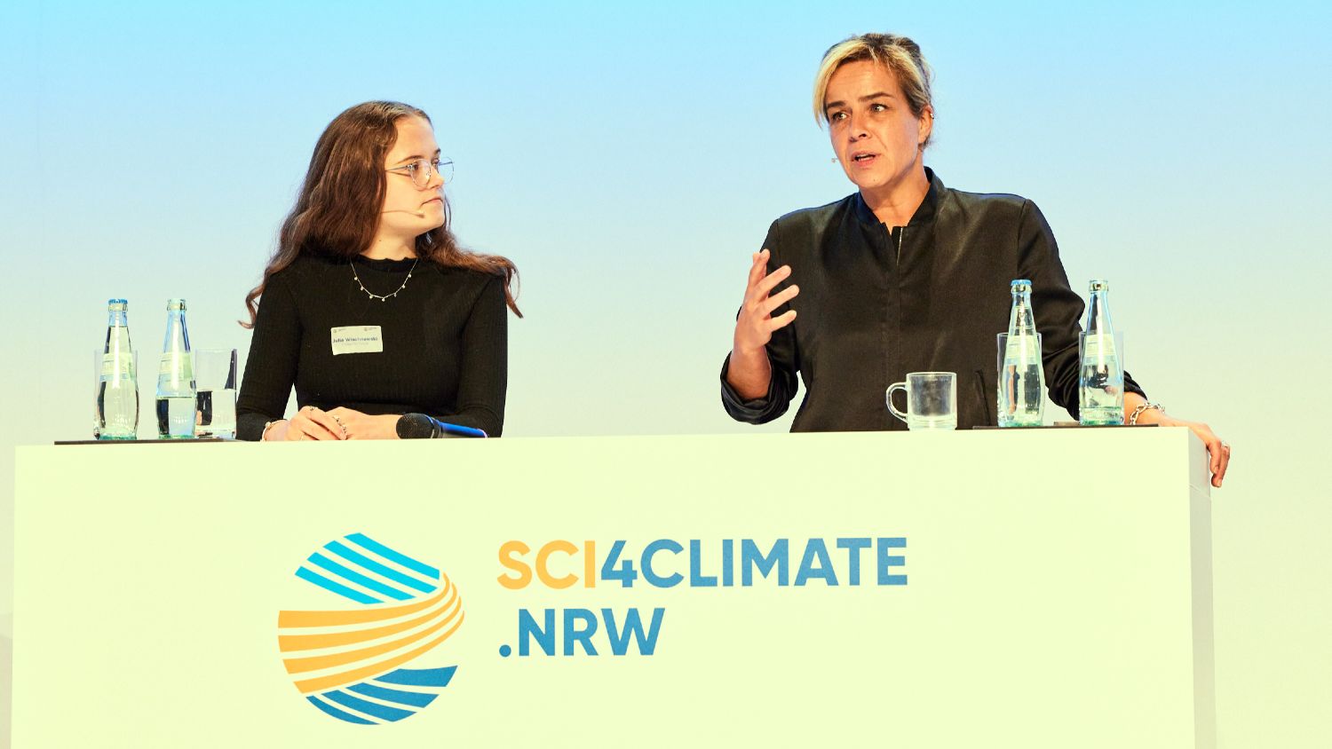 Julia Wischnewski, Klimaschutzaktivistin bei Fridays For Future, und Klimaschutzministerin Mona Neubaur bei der Podiumsdiskussion am ersten Konferenztag.