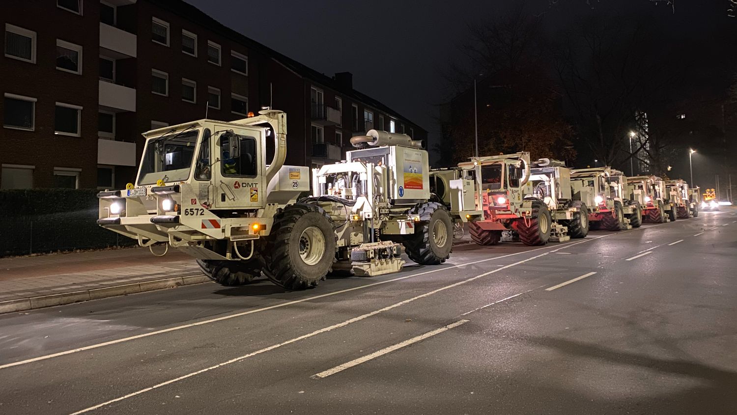 In Nordrhein-Westfalen kommen Vibrationsfahrzeuge zum Einsatz, um den Boden mit seismischen Messungen zu erkunden.