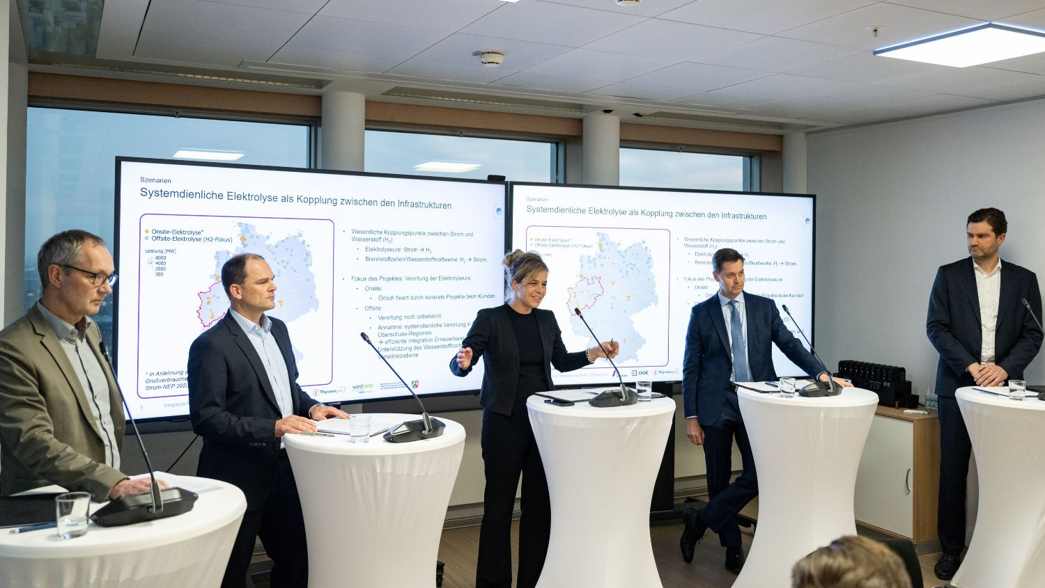 Dr. Thomas Hügging (Thyssengas), Dr. Hendrik Neumann (Amprion), Wirtschafts- und Energieministerin Mona Neubaur, Frank Reiner (Open Grid Europe) und Dr. Patrick Wittenberg (Westnetz) bei der Ergebnisvorstellung zum Projekt 