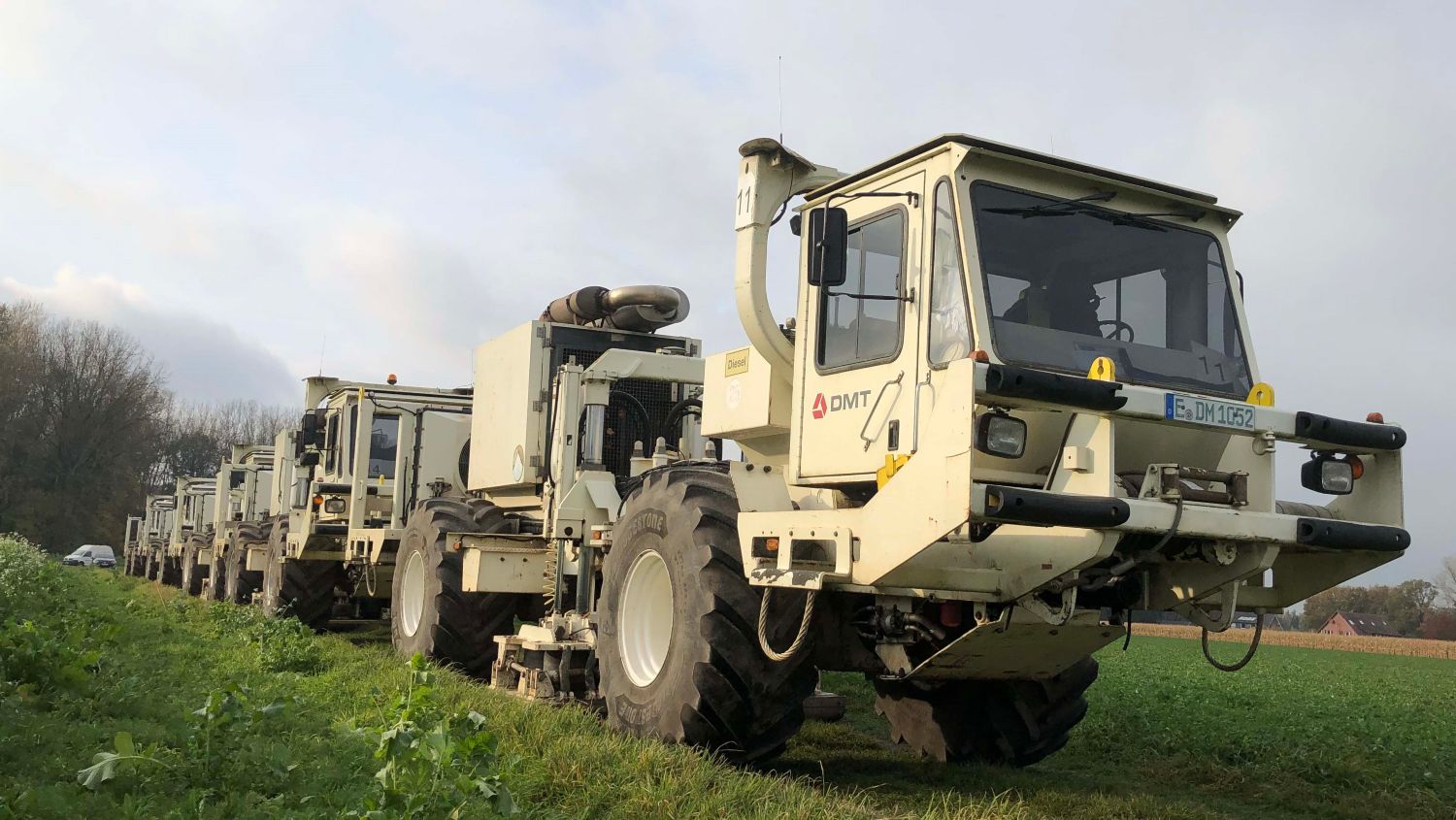 Die speziellen Vibro-Trucks des Geologischen Dienstes NRW stehen im Herbst 2022 auf einem Feldweg im Rheinland und sind bereit für den Beginn der Messkampagne.